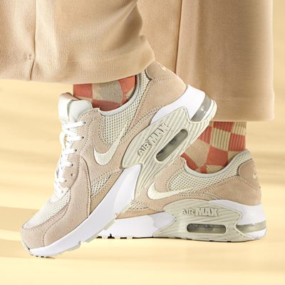 Famous Footwear by null