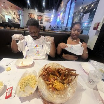 Oh My Crab - My friends eating - Seafood Near Me - Los Angeles, California Oh My Crab - My friends eating - Seafood Near Me - Los Angeles, California