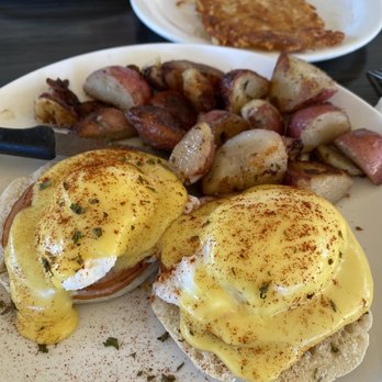 Sweet E's Cafe - Eggs benedict - Cafes Near Me - Honolulu, Hawaii