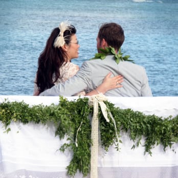 Easley Designs - Tennile + Chad wedding at Magic Island - Wedding Planning Near Me - Honolulu, Hawaii Easley Designs - Tennile + Chad wedding at Magic Island - Wedding Planning Near Me - Honolulu, Hawaii