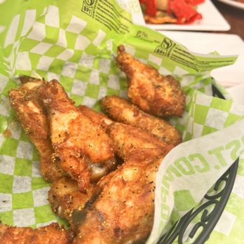 Flying Beaver Bar - Lemon pepper wings super delicious - Pubs Near Me - Richmond, British Columbia
