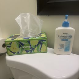 Clean fresh bathroom with extra amenities.