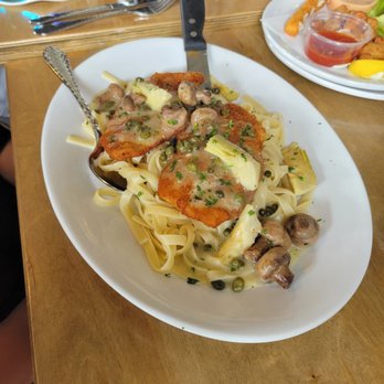 Red White & Brew - Chicken Fettuccine with artichoke hearts and mushrooms - New American Near Me - Prescott, Arizona