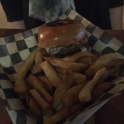 Neo Restaurant & Bar - Cheese burger