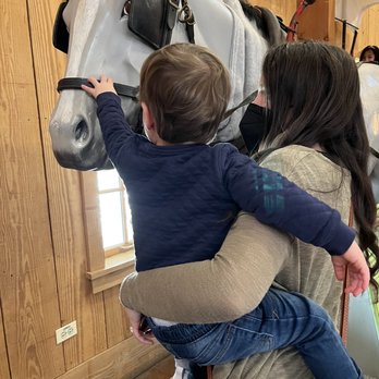 Historic Wagner Farm - Indoor pretend horse & carriage - Farmers Market Near Me - Glenview, Illinois