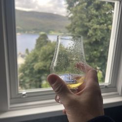 Crolinnhe - She has complimentary whisky and crème sherry available.