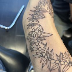 Calaveras Tattoo & Piercing - Outline
