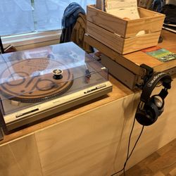 Dig Vinyl - Listening station so you can try before you buy