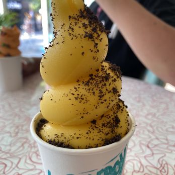 Le Blueboy - a cup of ice cream with black sprinkles - Ice Cream & Frozen Yogurt Near Me - Montreal, Quebec