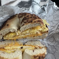 D & R Bagels - Egg w cheese bagel