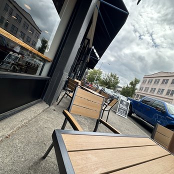 Sisu Brewing - Outdoor Patio seating - Brewpubs Near Me - Astoria, Oregon