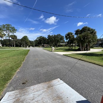 Sousa Lawn Care - Crispy edges on the right side - Lawn Services Near Me Sousa Lawn Care - Crispy edges on the right side - Lawn Services Near Me