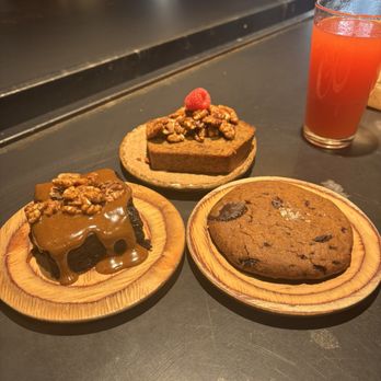 Honest Greens - Cauliflower brownie, cookie, banana bread - Vegetarian Near Me - Barcelona, B Honest Greens - Cauliflower brownie, cookie, banana bread - Vegetarian Near Me - Barcelona, B