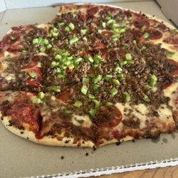 Maurizio's Pizza & Restaurant - Large pizza with American Sausage, pepperoni, green peppers