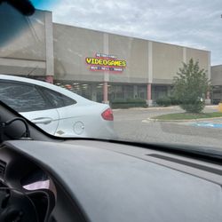 Retro-Taku Videogames - Exterior of building