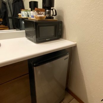 Townhouse Inn & Suites - Nice refrigerator, microwave, coffeepot and sink area - Hotels Near Me - Brawley, California Townhouse Inn & Suites - Nice refrigerator, microwave, coffeepot and sink area - Hotels Near Me - Brawley, California