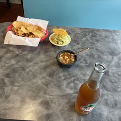 El Gallo Tapatio II - Jarritos With Guacamole And Chips