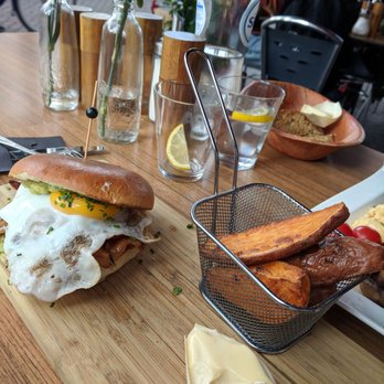 Greenwoods Singel - Late brunch on a canal after a red-eye flight with a delicious "smash pork" sandwich with pulled pork, bacon, and egg on brioche - Breakfast & Brunch Near Me - Amsterdam, New Hampshire Greenwoods Singel - Late brunch on a canal after a red-eye flight with a delicious "smash pork" sandwich with pulled pork, bacon, and egg on brioche - Breakfast & Brunch Near Me - Amsterdam, New Hampshire