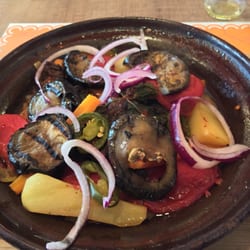 Restauracja Malika - Tajine - Policzek wołowy na ostro z grillowanym bakłażanem i świeżą czerwoną cebulą.