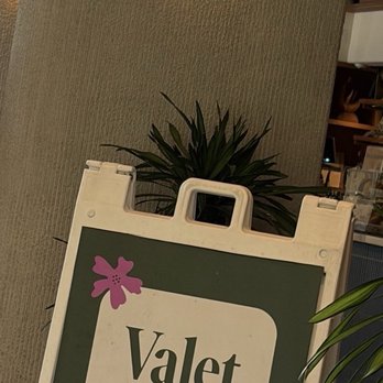 Wayfinder Waikiki - Valet at 1pm - proof that it's been full even before 4pm - Hotels Near Me - Honolulu, Hawaii Wayfinder Waikiki - Valet at 1pm - proof that it's been full even before 4pm - Hotels Near Me - Honolulu, Hawaii