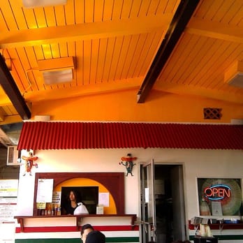 Serg's Mexican Kitchen - Al fresca dining here, even if diners are hidden. Photo by Eric Alcantara - Food Trucks Near Me - Honolulu, Hawaii