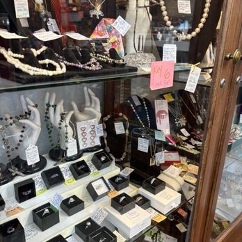 Grannys Attic - Thrift Stores Near Me - Lincoln City, Oregon
