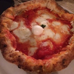 La Braceria - 'O cappiello 'e Totò. Bufalina con cornicione ripieno di ricotta. Fantastica :)