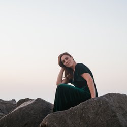 Ravenwood Reiki - Meet Leslie, Reiki Master and Owner, of Ravenwood Reiki. The studio is currently open for both in-person and virtual healing sessions.