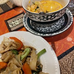 Ubon Thai Victorian Restaurant Inn - Drunken Noodles Red or Green Curry