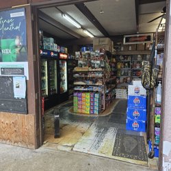 R & G Mini Mart & Laundromat - Entrance