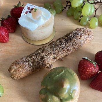 Bloom - Peach Roll Cake (3.5), Earl Gray Eclair (4/5), Matcha Creme puff (4/5) - Cafes Near Me - Toronto, Ontario