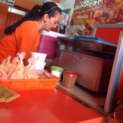 Pollo Kyrie - Atendiendo a los clientes hambrientos!