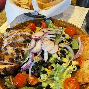 1882 Cantina - Ensalada de Tostada con pollo asado & chips - Mexican Near Me - Temecula, California