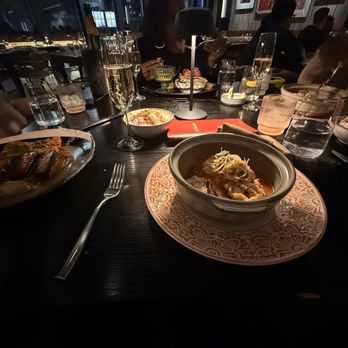 Metropolis - Dining table - American Near Me - New York, New York