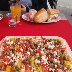 Stagge's Bistro & Lounge - Flammkuchen ,,Mexiko'' und Baguette mit Camembert