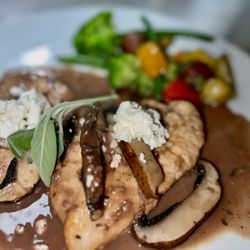 Acqua Ragazza - Chicken breast and chianti reduction sauce, topped with sautéed mushrooms and goat cheese