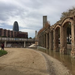 Parc del Clot - Fuente bonica con la Torre Agbar de fondo
