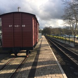Bahnhof Baabe - Abgestellter Wagen und Bahnsteig