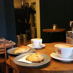 Coffeemamas Café - Man beachte die Röstmachine im Hintergrund!