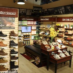 Beck's Shoes - Dedicated insoles and accessories section supporting both men's and women's footwear needs.