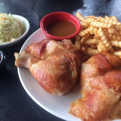 Assiette 2 cuisses de poulet frite salade chou et sauce bbq