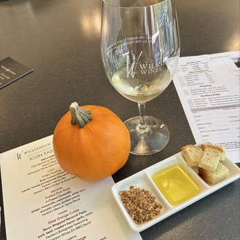 Williamson Wines - Fizz Sparkling White with Dawn's Nutz - Wine Tasting Room Near Me - Healdsburg, California Williamson Wines - Fizz Sparkling White with Dawn's Nutz - Wine Tasting Room Near Me - Healdsburg, California