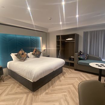 Roomzzz Aparthotel - Hotels Near Me - Edinburgh, EDH