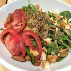 Aroma de Barcelona - Ensalada Especial - with tomato, mushroom, walnuts, and sesame dressing. Added chicken.