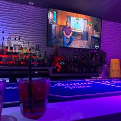 Reveal Lounge - Bar