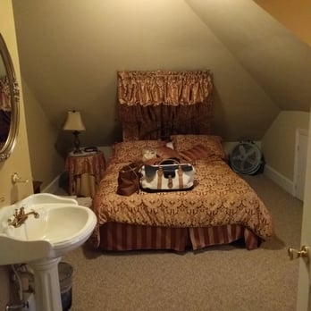 Magnolia Manor Bed & Breakfast - 3rd floor room. Super quirky - Bed & Breakfast Near Me - Westminster, South Carolina