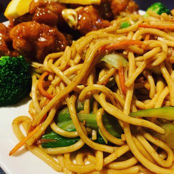 Xi’an Cuisine - Orange Chicken and vegetable lo mein - Chinese Near Me - Chicago, Illinois