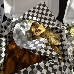 Bunz N Chix - Buffalo and Garlic Parmesan Chicken Wings (10pc)