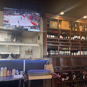 Louie's Wine Dive - The Bar - New American Near Me - Des Moines, Iowa