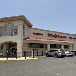 Walgreens - Rótulo exterior y entrada